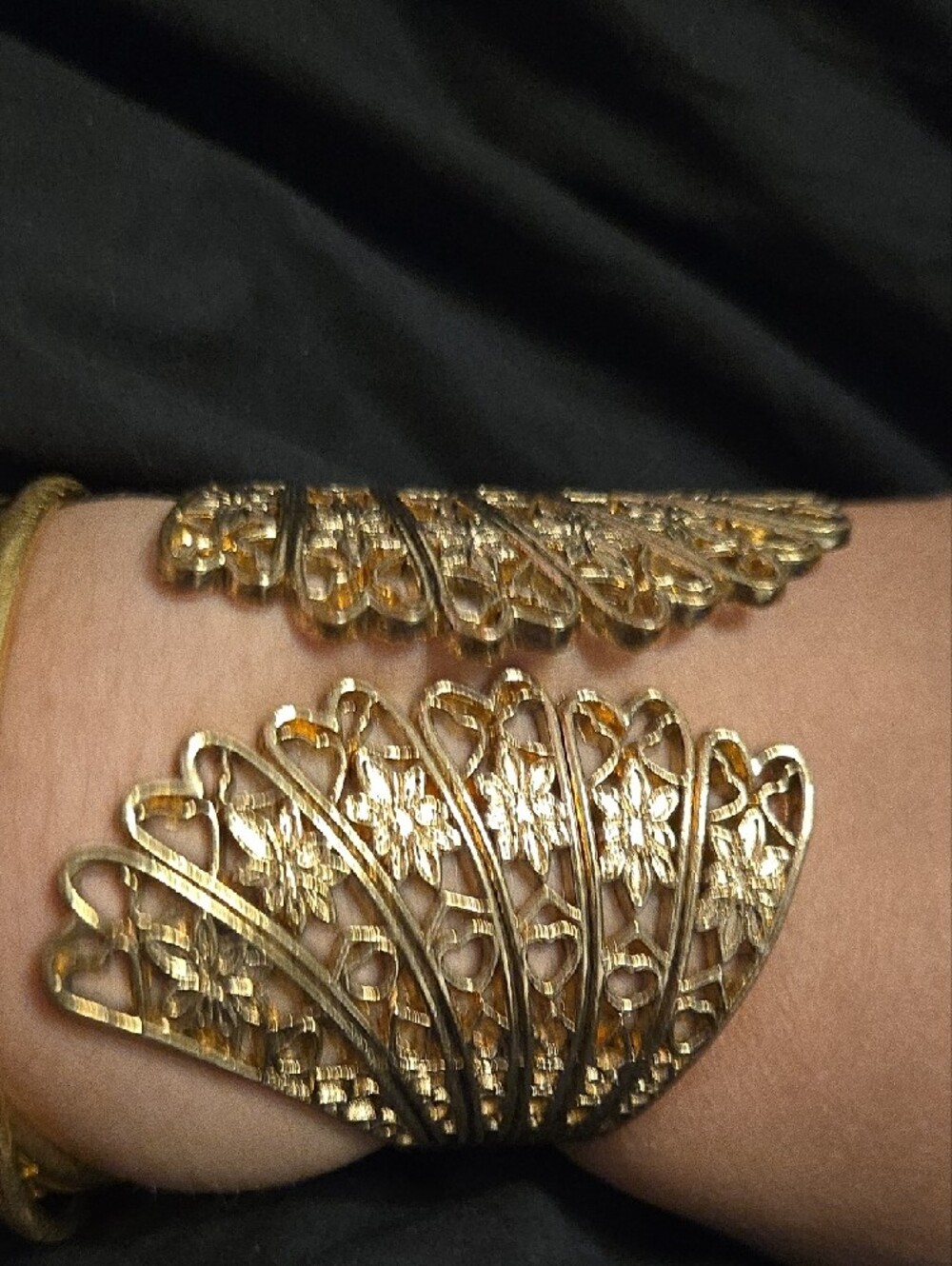 ✨ Vintage-Style Gold-Tone Openwork Fan Clamper Cuff Bracelet Statement Piece💛